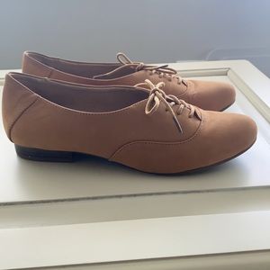 Tan, size 8.5. Ultra comfort. Almost new.